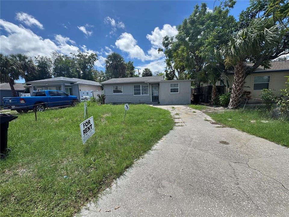 For Rent: $2,050 (3 beds, 2 baths, 955 Square Feet)
