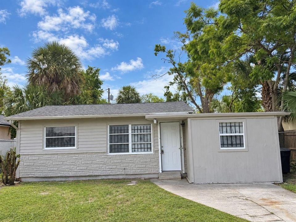 For Rent: $2,050 (3 beds, 2 baths, 955 Square Feet)