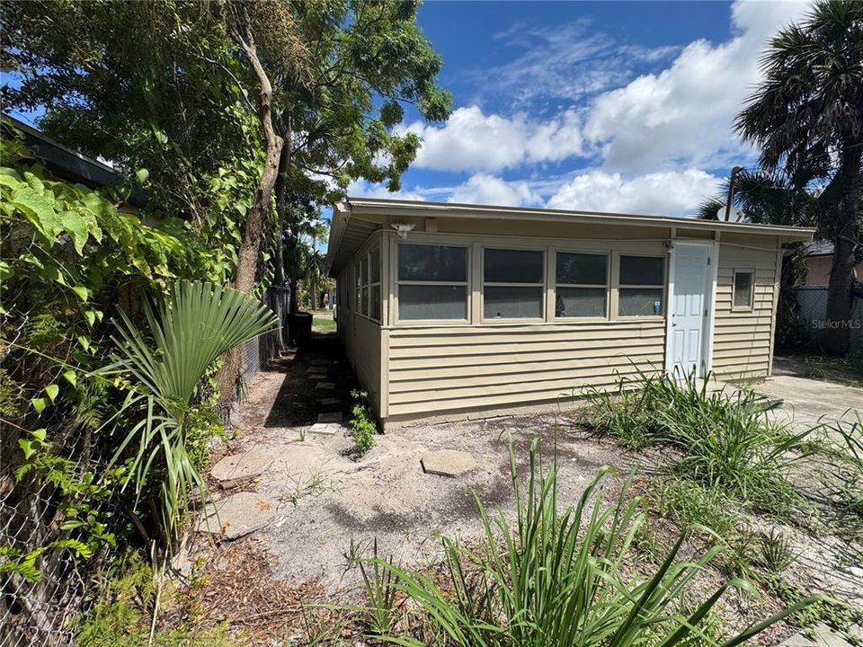 For Rent: $2,050 (3 beds, 2 baths, 955 Square Feet)