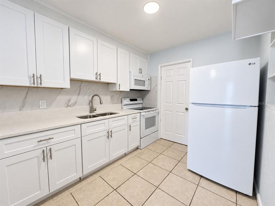 For Rent: $2,050 (3 beds, 2 baths, 955 Square Feet)