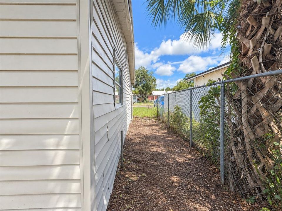 For Rent: $2,050 (3 beds, 2 baths, 955 Square Feet)