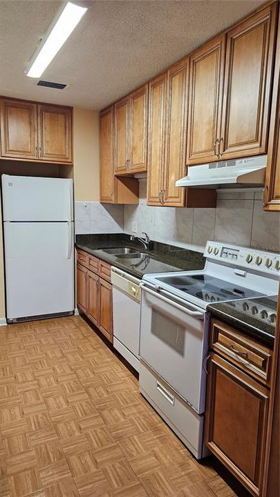 For Sale: $134,900 (2 beds, 1 baths, 885 Square Feet)