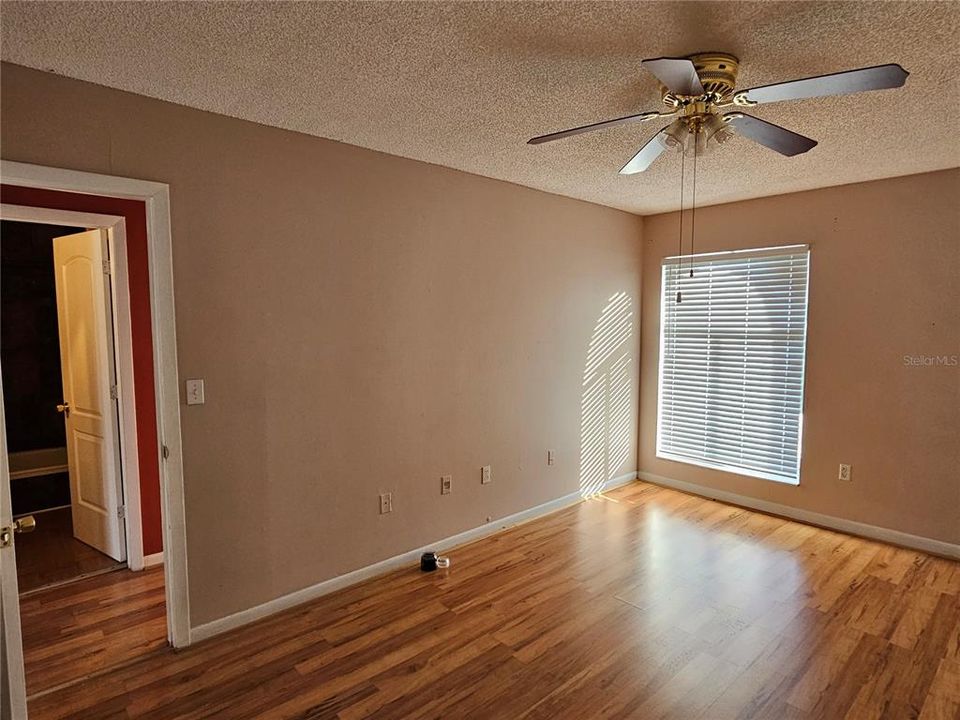 For Sale: $134,900 (2 beds, 1 baths, 885 Square Feet)
