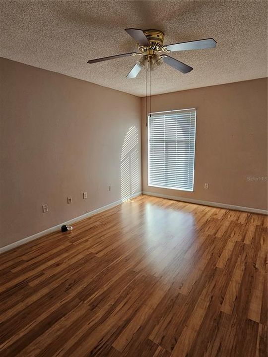 For Sale: $134,900 (2 beds, 1 baths, 885 Square Feet)
