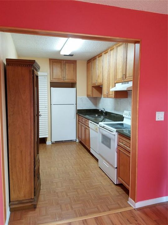 For Sale: $134,900 (2 beds, 1 baths, 885 Square Feet)