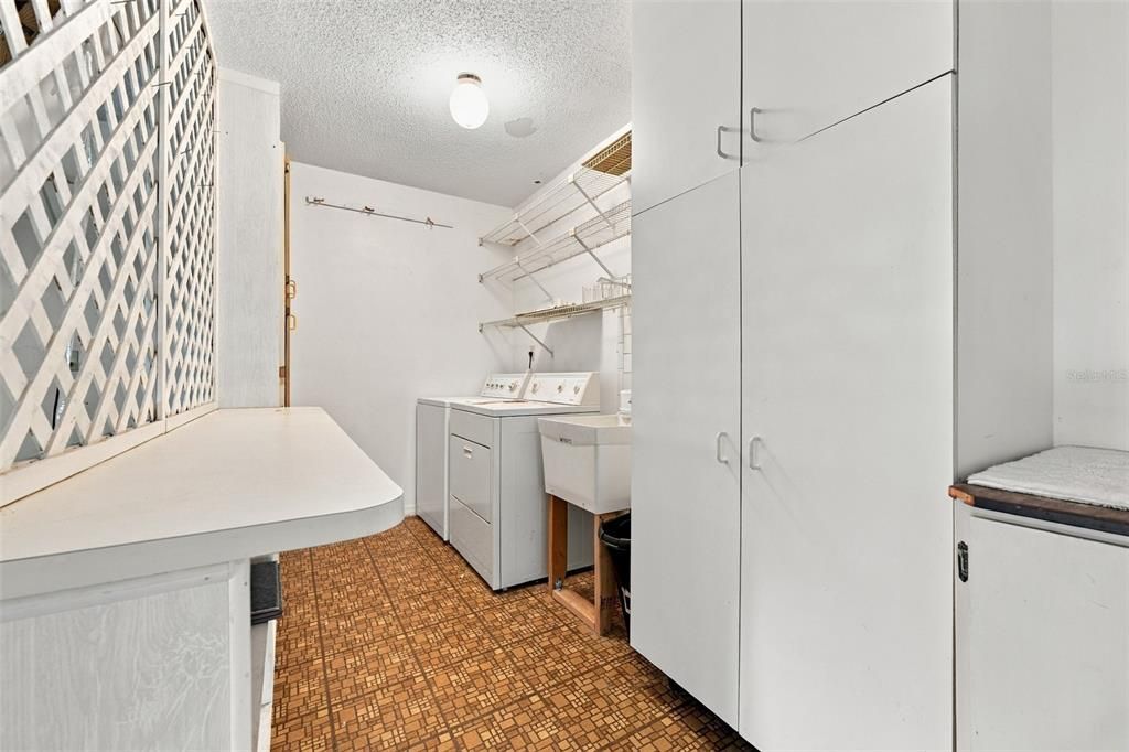 For Sale: $179,900 (2 beds, 2 baths, 1529 Square Feet)