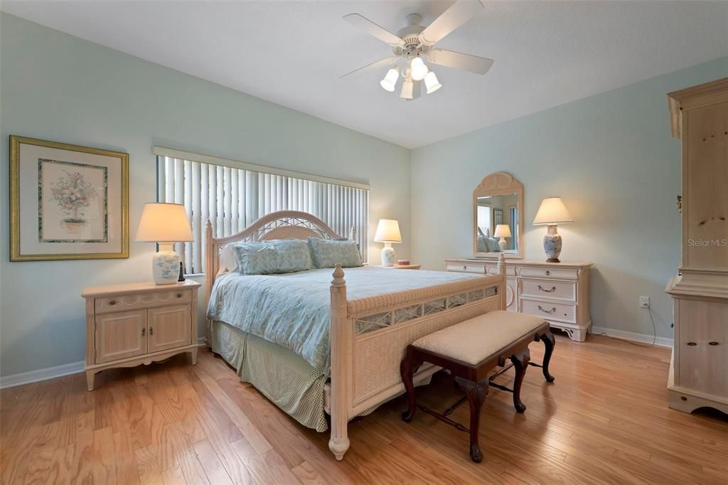 For Sale: $349,000 (2 beds, 2 baths, 1697 Square Feet)