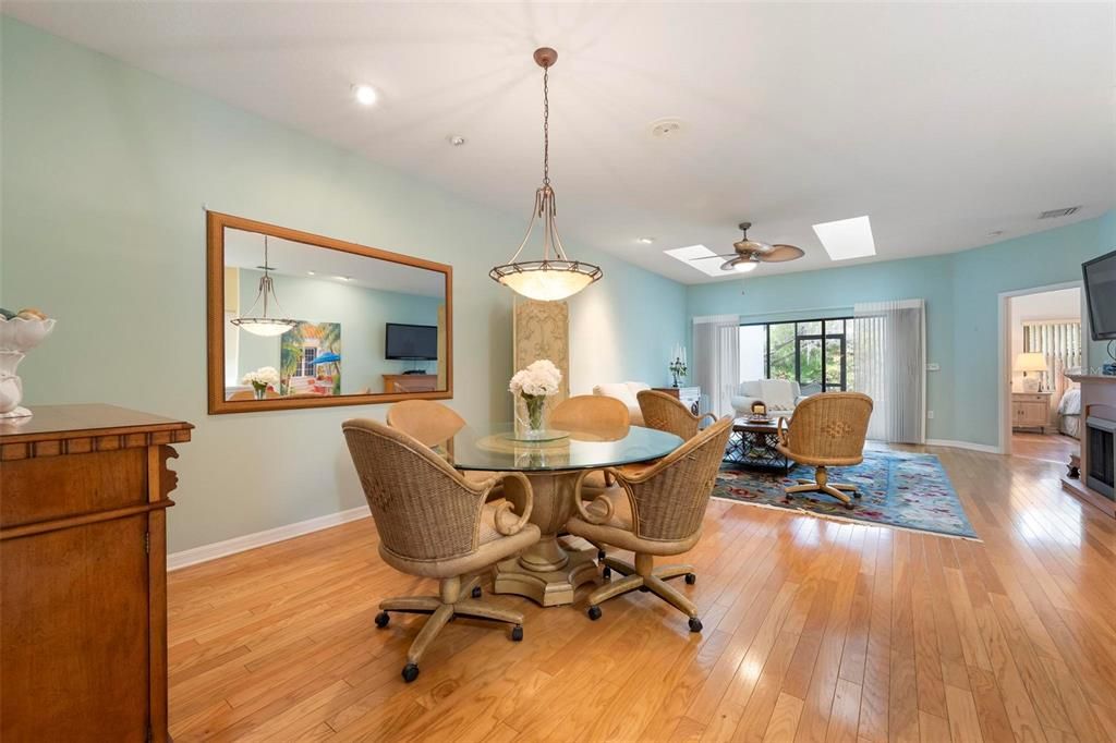 For Sale: $349,000 (2 beds, 2 baths, 1697 Square Feet)