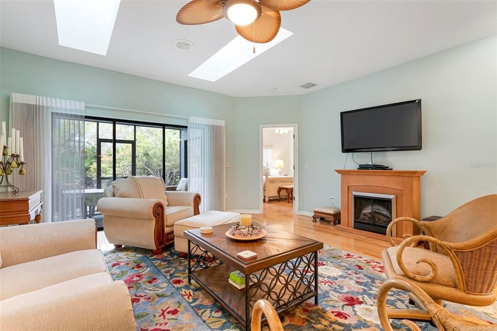For Sale: $349,000 (2 beds, 2 baths, 1697 Square Feet)