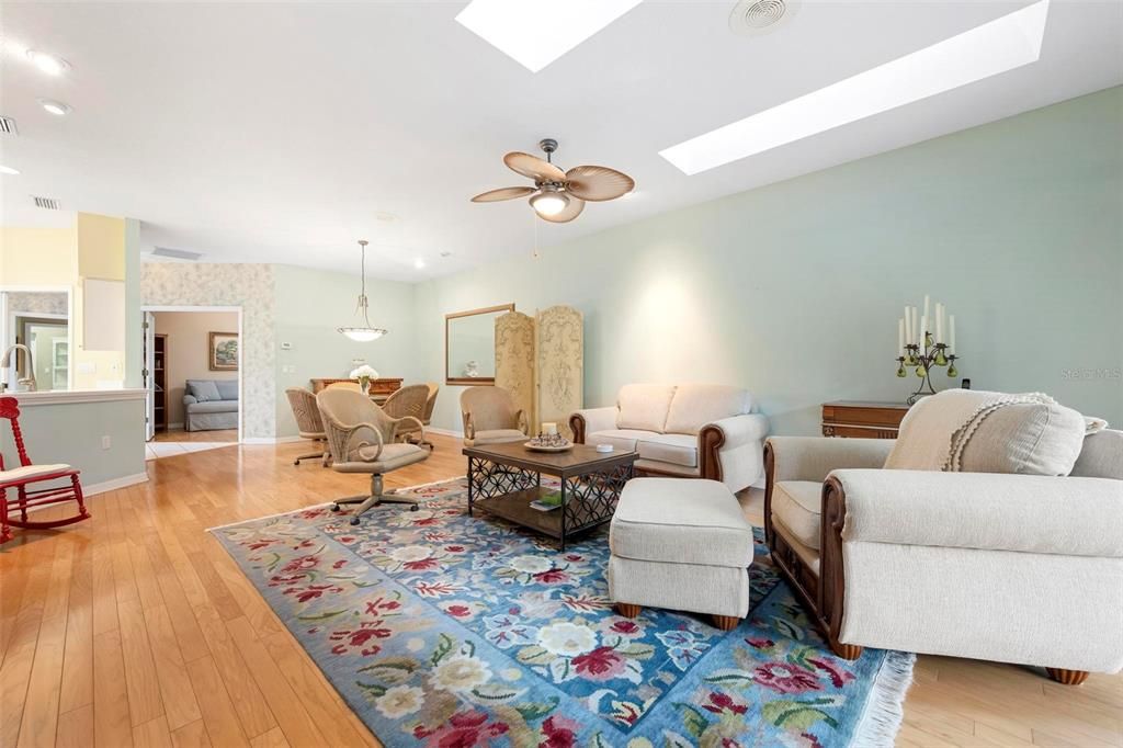 For Sale: $349,000 (2 beds, 2 baths, 1697 Square Feet)