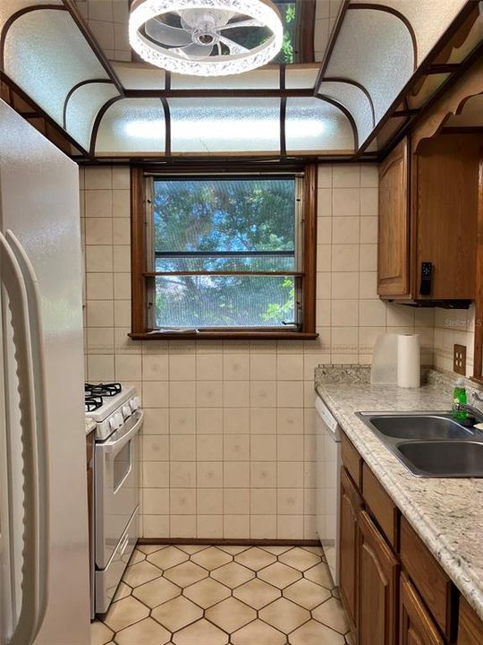 For Rent: $1,600 (2 beds, 1 baths, 1140 Square Feet)
