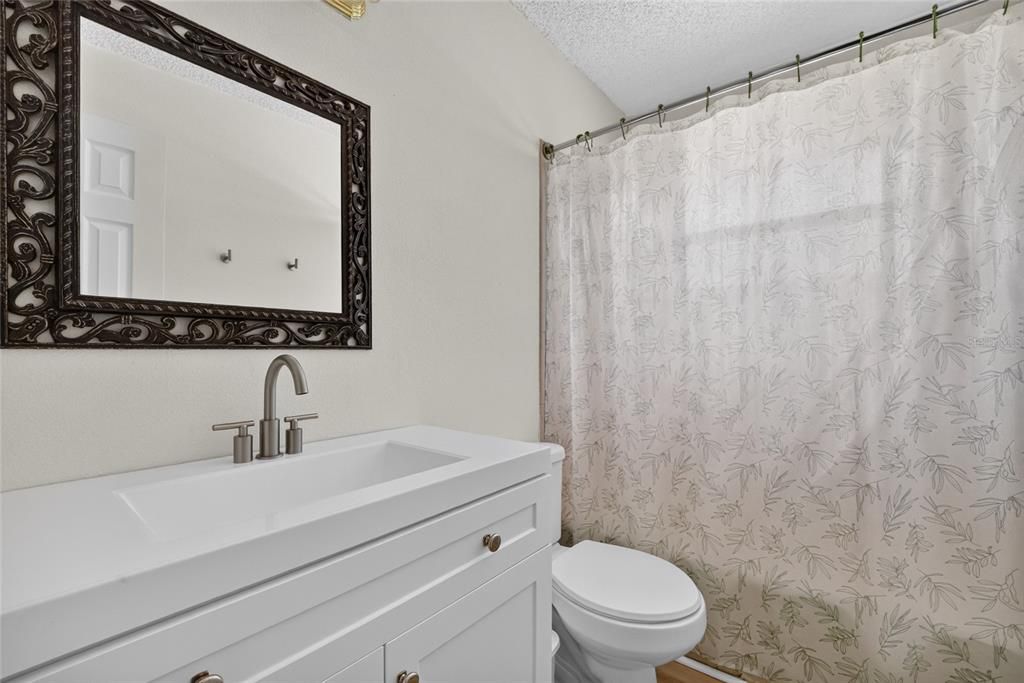 На продажу: $399,900 (3 спален, 2 ванн, 1904 Квадратных фут)