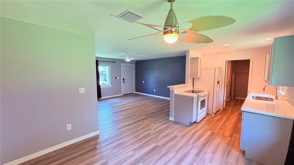 For Rent: $1,825 (3 beds, 1 baths, 975 Square Feet)