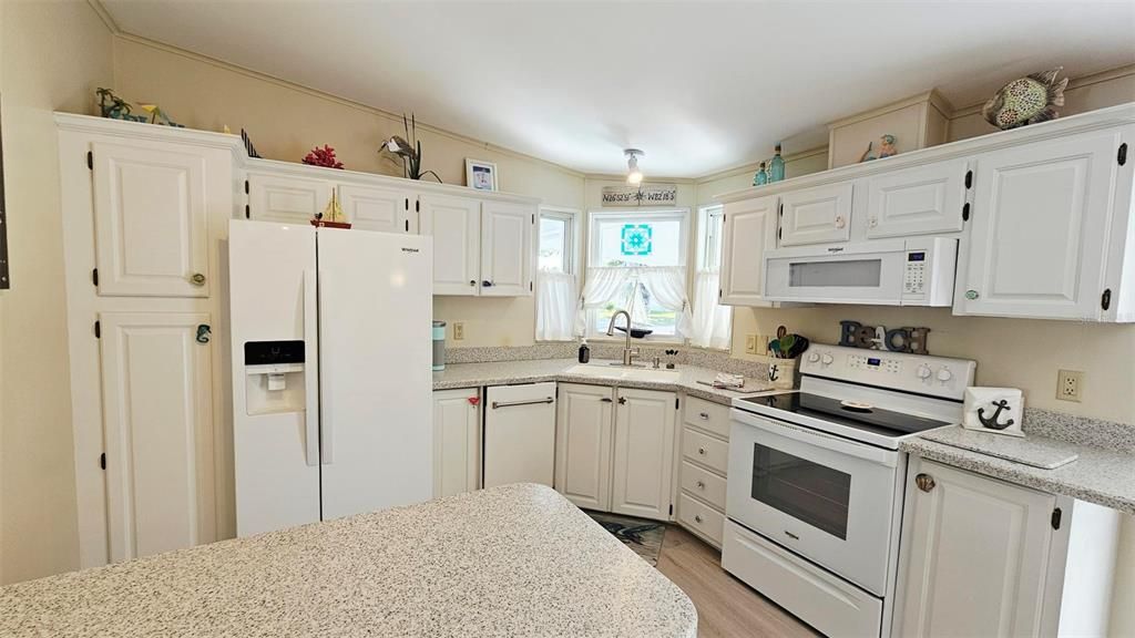 For Rent: $3,200 (2 beds, 2 baths, 897 Square Feet)