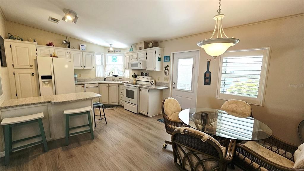For Rent: $3,200 (2 beds, 2 baths, 897 Square Feet)