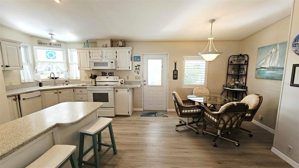 For Rent: $3,200 (2 beds, 2 baths, 897 Square Feet)