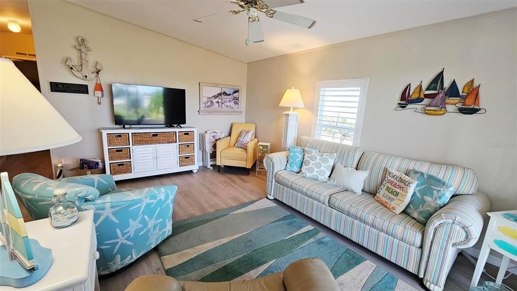 For Rent: $3,200 (2 beds, 2 baths, 897 Square Feet)