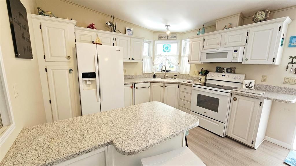 For Rent: $3,200 (2 beds, 2 baths, 897 Square Feet)