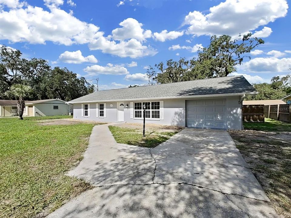 For Sale: $300,000 (3 beds, 2 baths, 1410 Square Feet)