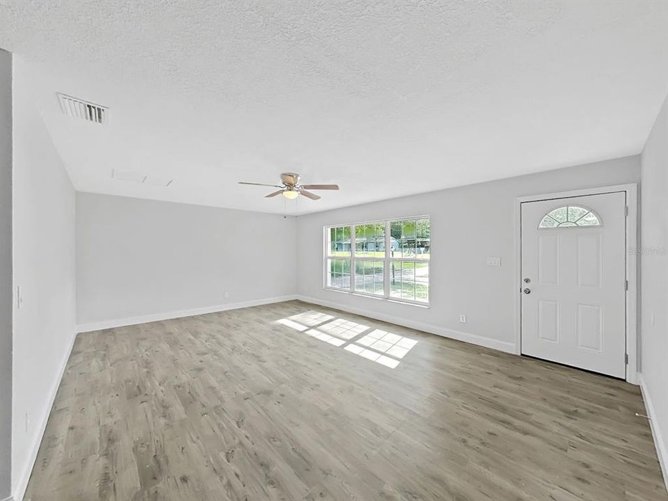 For Sale: $300,000 (3 beds, 2 baths, 1410 Square Feet)