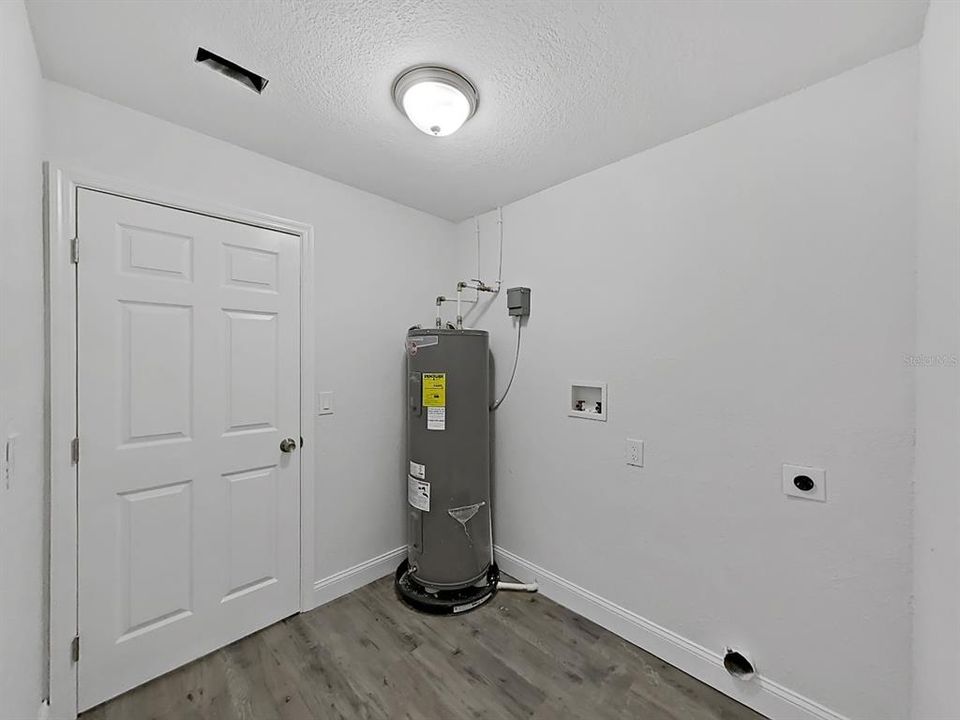 For Sale: $300,000 (3 beds, 2 baths, 1410 Square Feet)