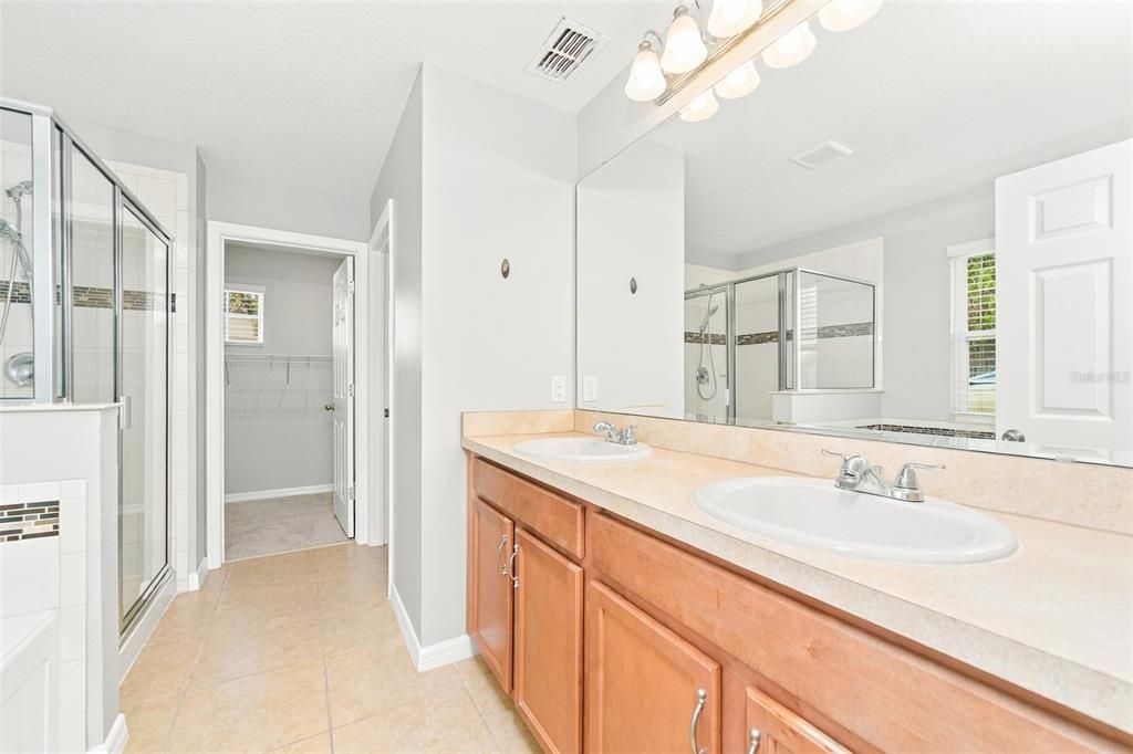 En Venta: $417,000 (4 camas, 2 baños, 2809 Pies cuadrados)