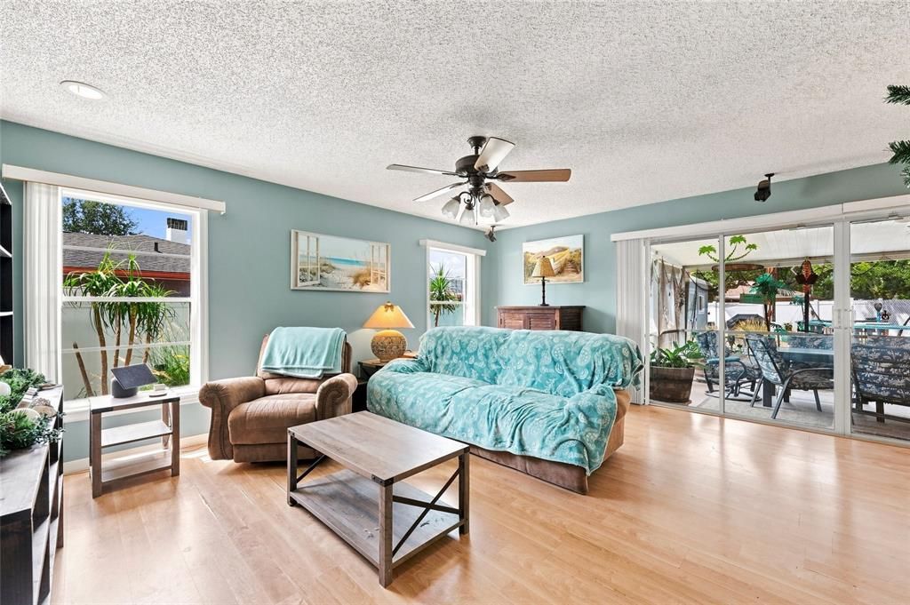 En Venta: $499,900 (4 camas, 2 baños, 1910 Pies cuadrados)