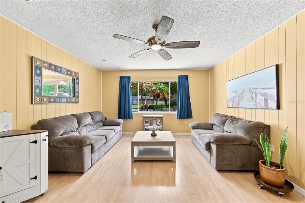 En Venta: $499,900 (4 camas, 2 baños, 1910 Pies cuadrados)