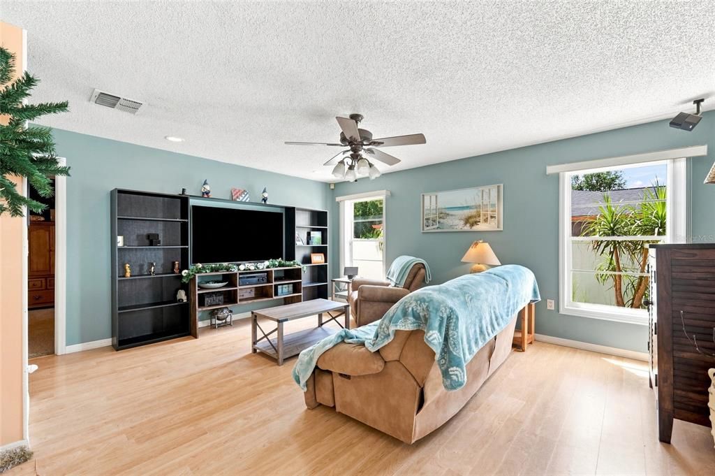 En Venta: $499,900 (4 camas, 2 baños, 1910 Pies cuadrados)