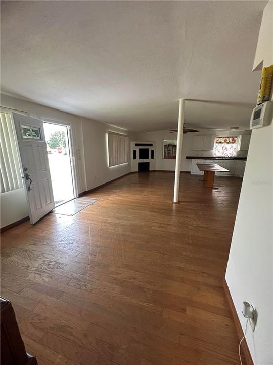 For Rent: $1,900 (2 beds, 1 baths, 1029 Square Feet)