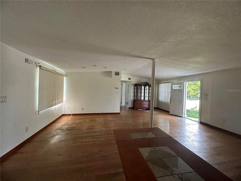 For Rent: $1,900 (2 beds, 1 baths, 1029 Square Feet)