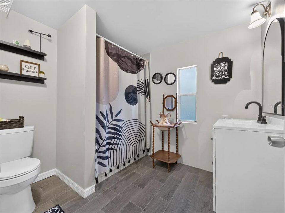 For Sale: $200,000 (2 beds, 2 baths, 840 Square Feet)