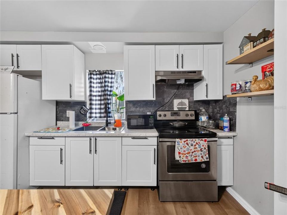 For Sale: $200,000 (2 beds, 2 baths, 840 Square Feet)