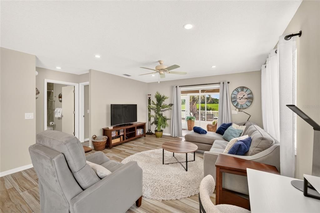 For Sale: $285,000 (2 beds, 1 baths, 978 Square Feet)