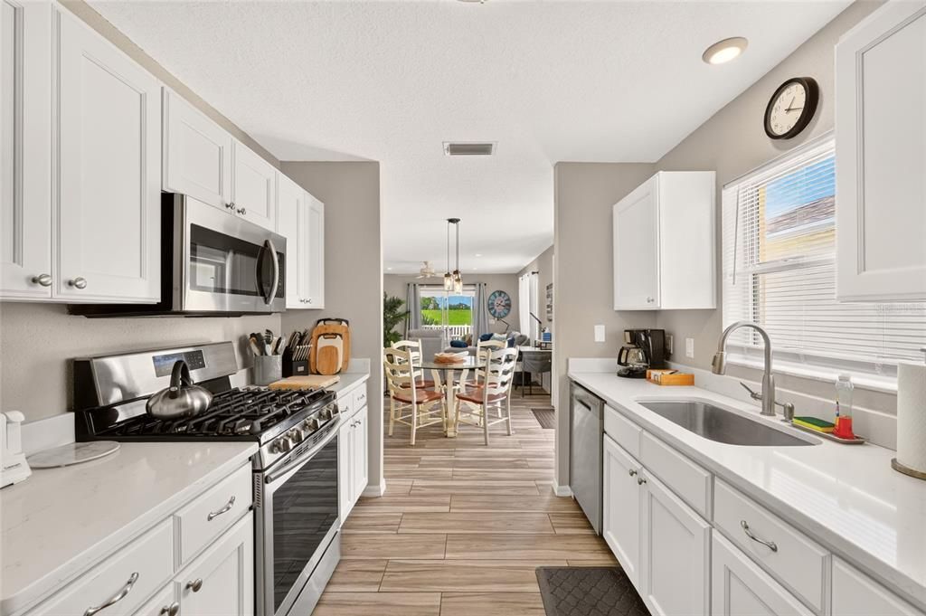 For Sale: $285,000 (2 beds, 1 baths, 978 Square Feet)