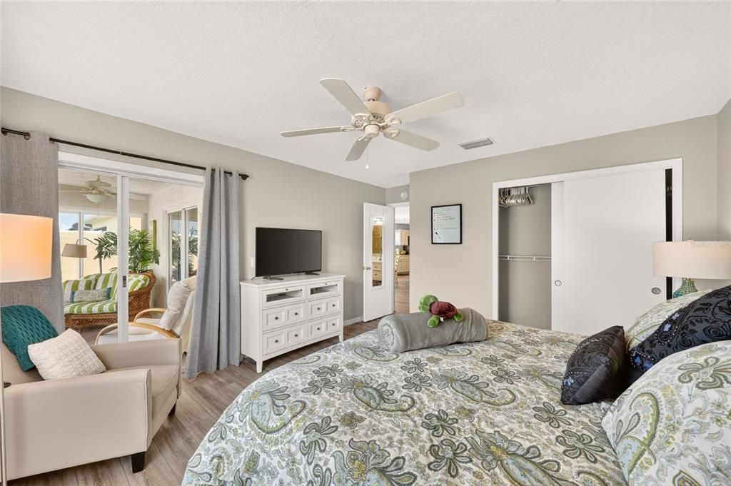 For Sale: $285,000 (2 beds, 1 baths, 978 Square Feet)