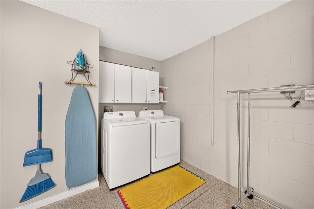 For Sale: $285,000 (2 beds, 1 baths, 978 Square Feet)