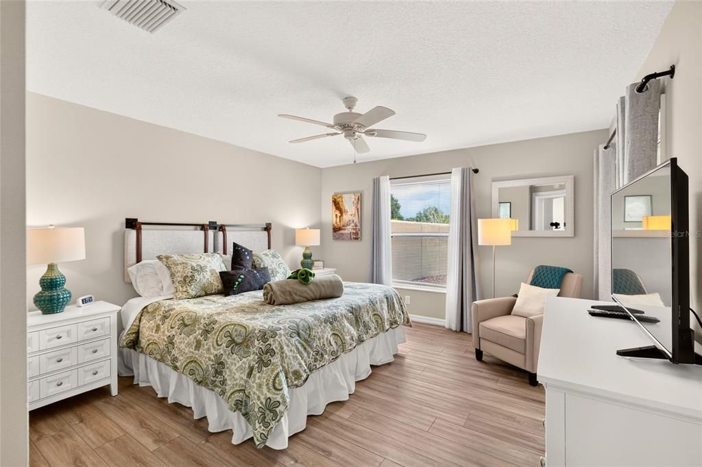 For Sale: $285,000 (2 beds, 1 baths, 978 Square Feet)