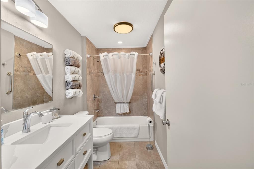 For Sale: $285,000 (2 beds, 1 baths, 978 Square Feet)