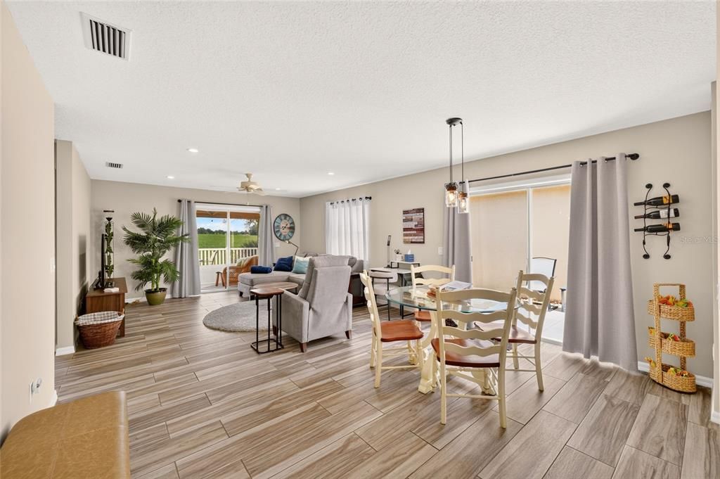 For Sale: $285,000 (2 beds, 1 baths, 978 Square Feet)