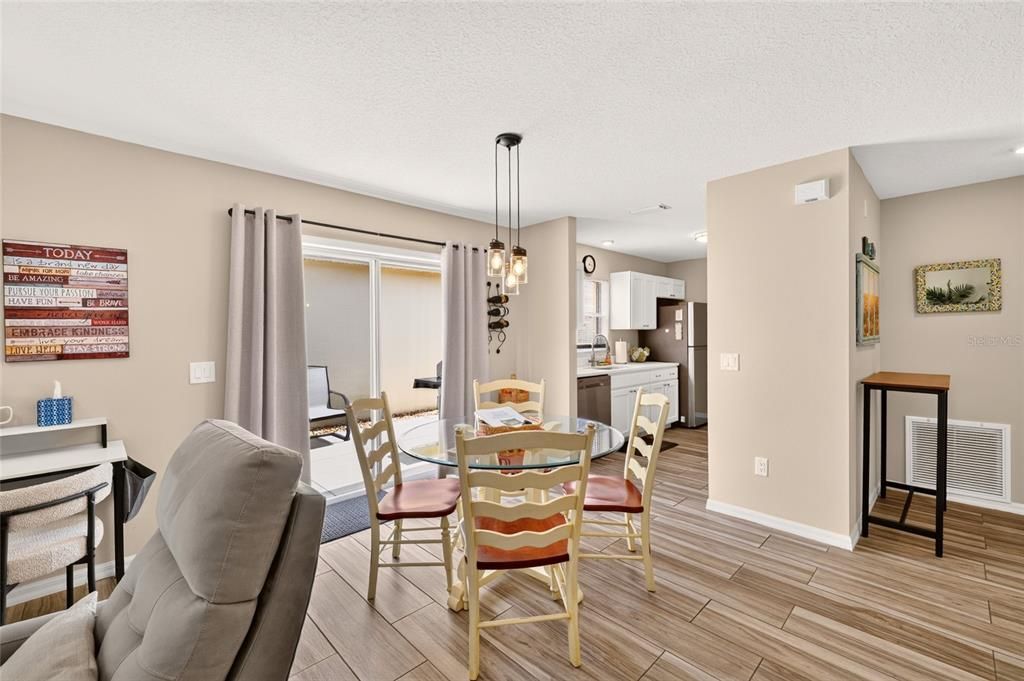 For Sale: $285,000 (2 beds, 1 baths, 978 Square Feet)