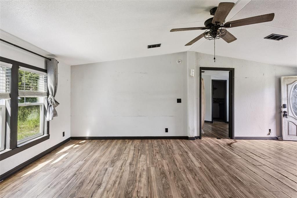 For Sale: $195,000 (3 beds, 3 baths, 1440 Square Feet)