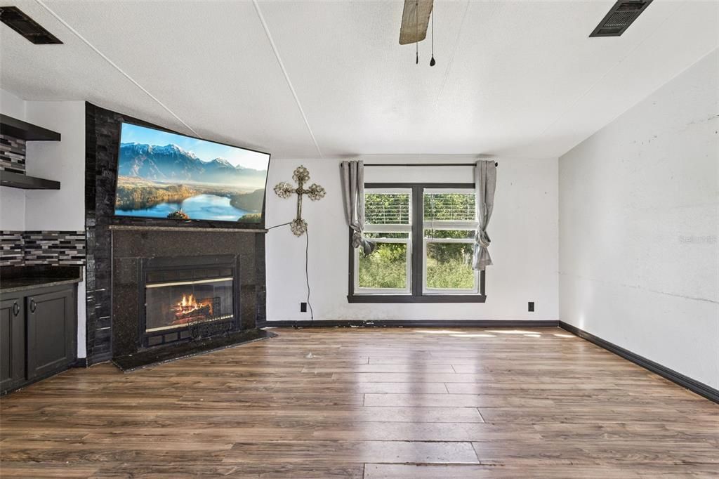 For Sale: $195,000 (3 beds, 3 baths, 1440 Square Feet)