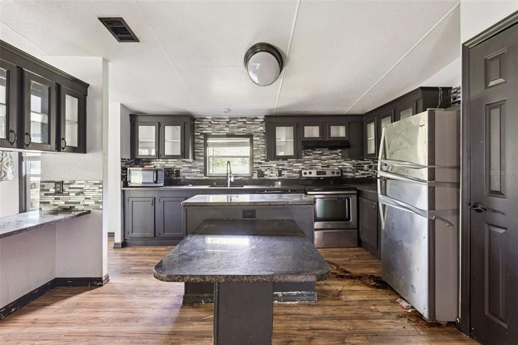 For Sale: $195,000 (3 beds, 3 baths, 1440 Square Feet)