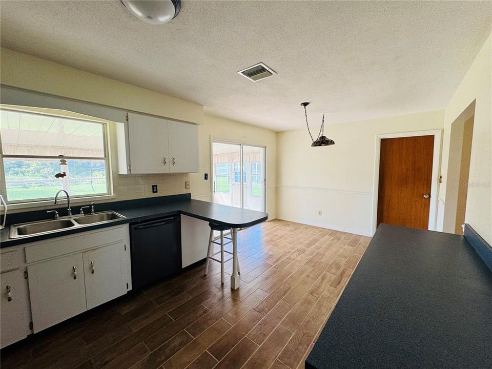 For Sale: $299,000 (3 beds, 2 baths, 1330 Square Feet)
