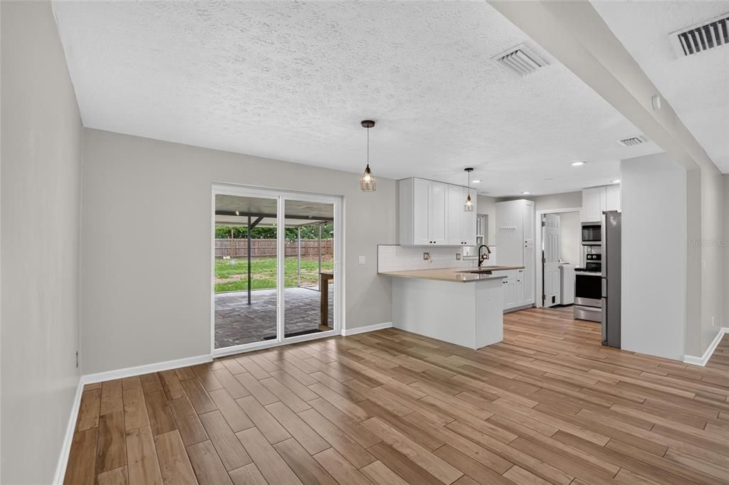 For Sale: $385,000 (3 beds, 2 baths, 1294 Square Feet)