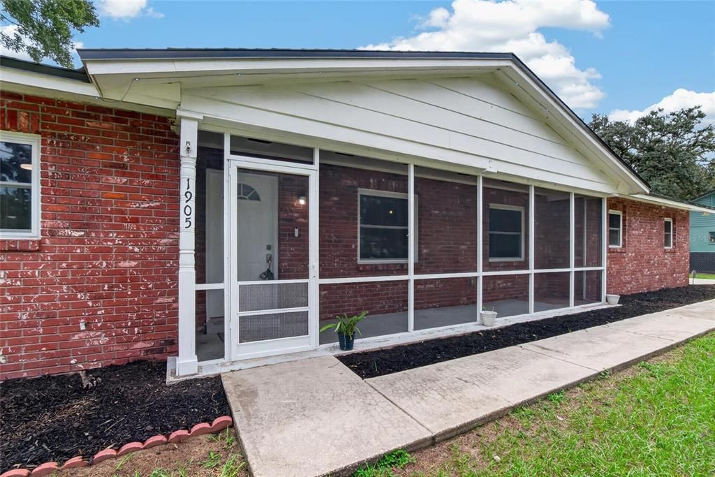 For Sale: $385,000 (3 beds, 2 baths, 1294 Square Feet)
