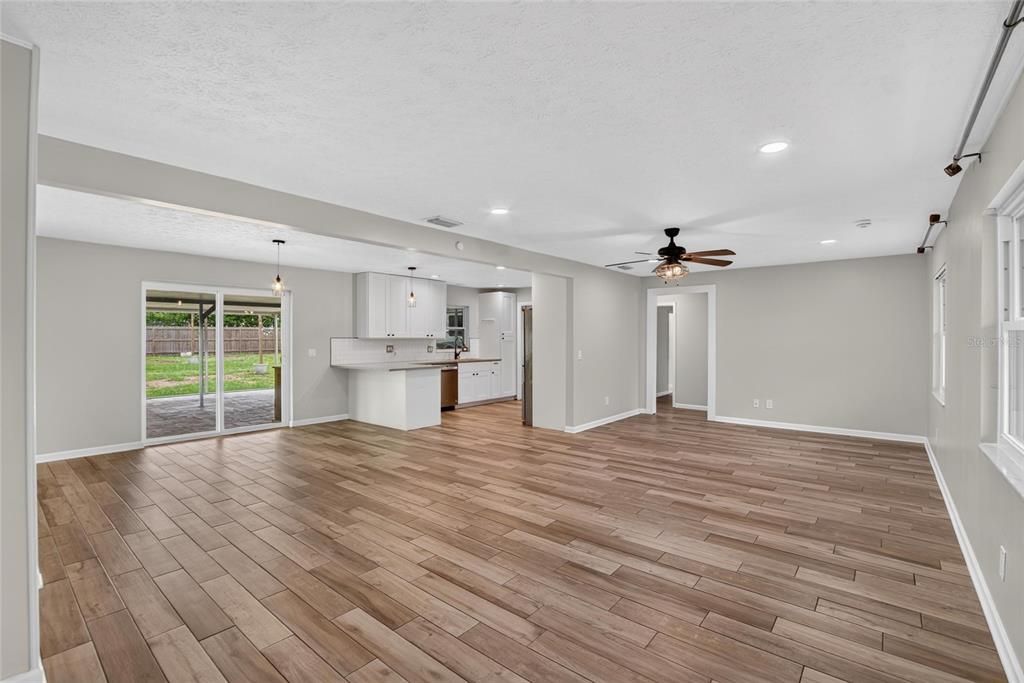 For Sale: $385,000 (3 beds, 2 baths, 1294 Square Feet)