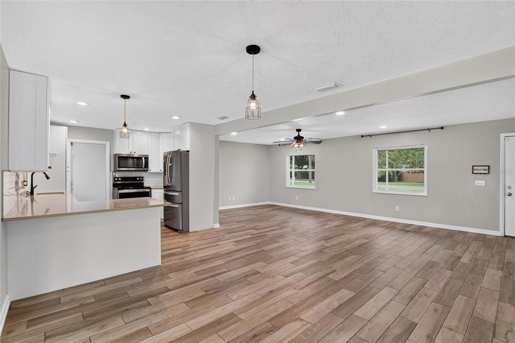 For Sale: $385,000 (3 beds, 2 baths, 1294 Square Feet)