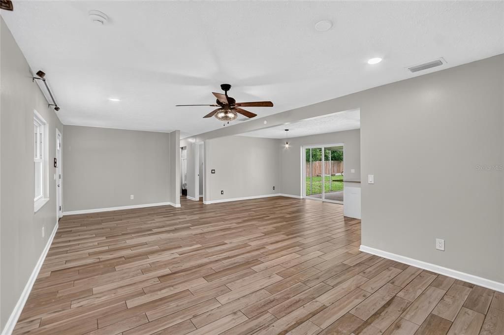 For Sale: $385,000 (3 beds, 2 baths, 1294 Square Feet)